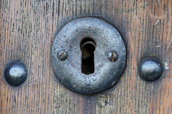 Close Velho Buraco Fechadura Metal Forjado Uma Velha Porta Madeira — Fotografia de Stock