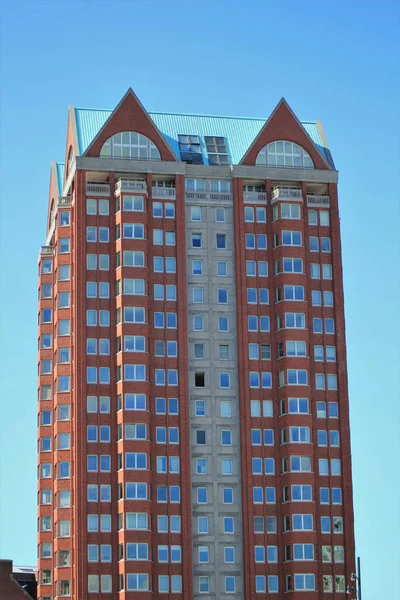 Eine Vertikale Sicht Auf Ein Hohes Rotes Gebäude Unter Blauem — Stockfoto