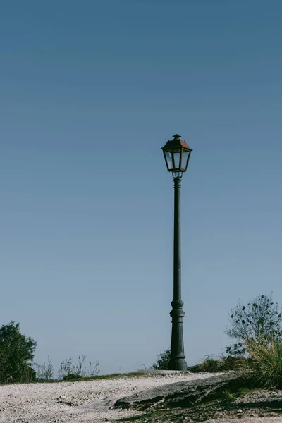 Vertical Shot Street Lamp Lantern Tall Pole Clear Blue Sky — Fotografia de Stock