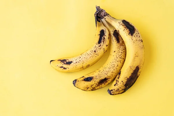 Three Ripe Bananas Light Yellow Background — Foto de Stock
