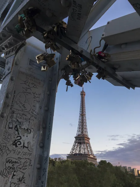 Metal Yapının Dikey Çekimi Arka Planda Eyfel Kulesi — Stok fotoğraf
