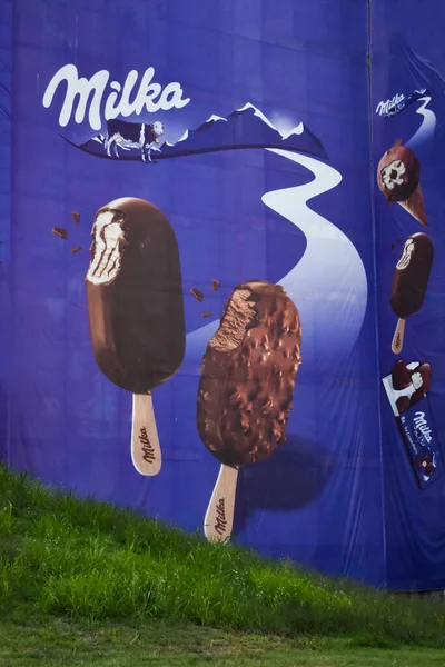 Гольден Санды Болгария Августа 2021 Года Реклама Шоколада Milka Золотых — стоковое фото