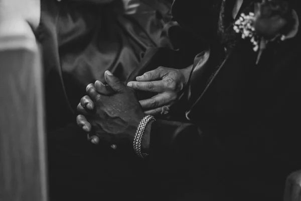 一对老夫妇牵着手的灰度特写 — 图库照片