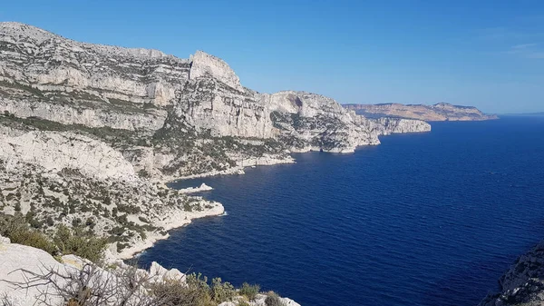 Een Prachtig Landschappelijk Uitzicht Een Blauw Strand Kliffen — Stockfoto