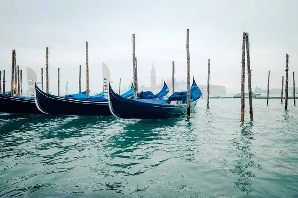 Una Fila Góndolas Aparcadas Edificios Orilla Niebla Venecia Italia — Foto de Stock