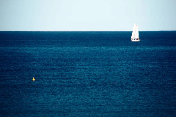 Максимально Голубой Вид Море Парусной Лодкой Мальте Легким Небом Горизонте — стоковое фото