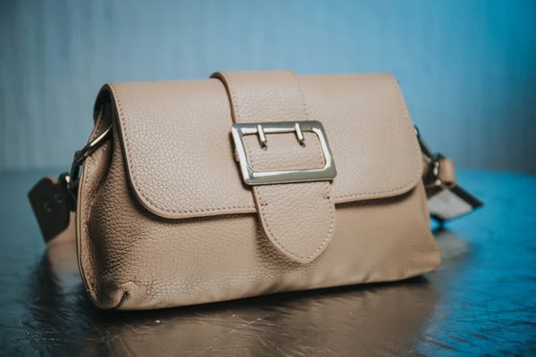 Närbild Grädde Läder Handväska Med Silver Detaljer — Stockfoto