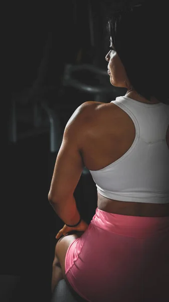 Una Hermosa Mujer Hispana Gimnasio —  Fotos de Stock