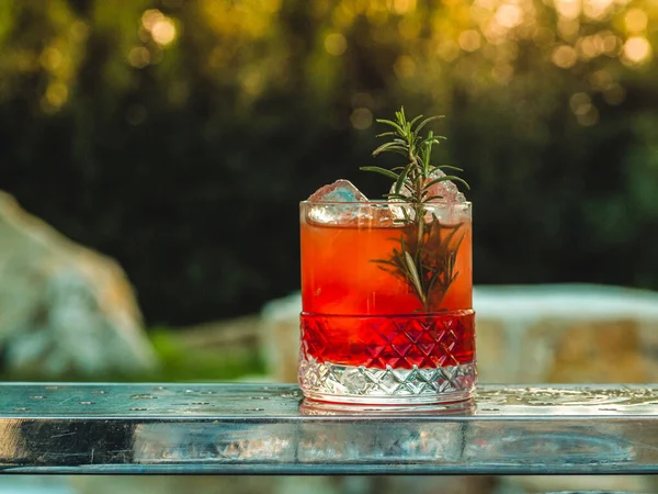 Närbild Ett Glas Uppfriskande Cocktail Med Isbitar Ett Barstativ — Stockfoto