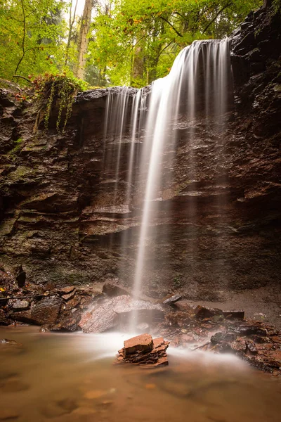 Una Impresionante Cascada Que Fluye Sobre Una Roca Bosque —  Fotos de Stock