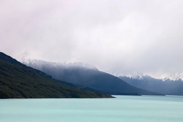 Schöne Aussicht Auf Einen Von Bergen Und Gletschern Umgebenen See — Stockfoto