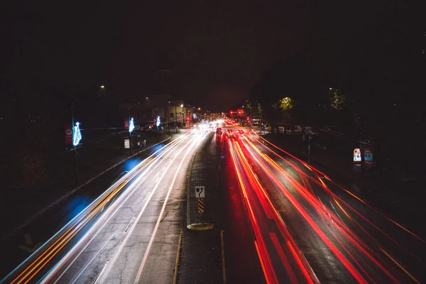 Uma Rua Com Luzes Carro Embaçadas Movimento Noite — Fotografia de Stock