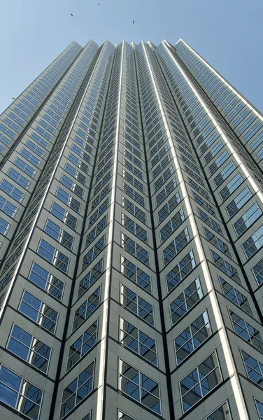 米国フロリダ州マイアミの金融街の近代的な超高層ビルの垂直低角度ショット — ストック写真