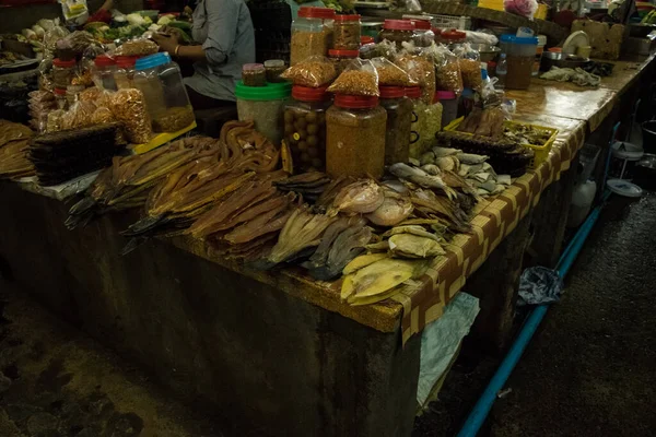 Siem Reap Cambodia 2017年8月13日 カンボジアのシェムリアップ市の地元の伝統的な旧市場内で 魚などの食品を顧客に販売するベンダー — ストック写真