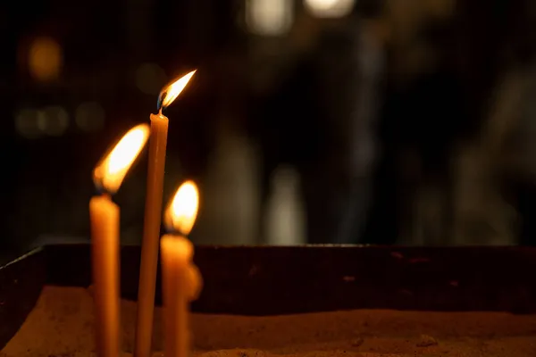 Primer Plano Velas Ardiendo Sobre Fondo Borroso —  Fotos de Stock