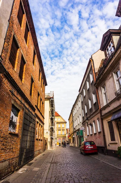 Poznan Polônia Novembro 2018 Uma Rua Estreita Com Prédios Altos — Fotografia de Stock