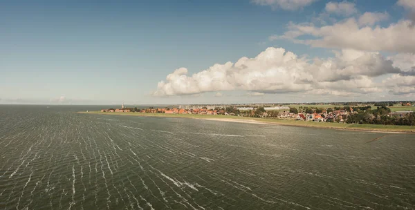 Den Vackra Utsikten Över Den Gröna Stranden Med Stad Hindeloopen — Stockfoto