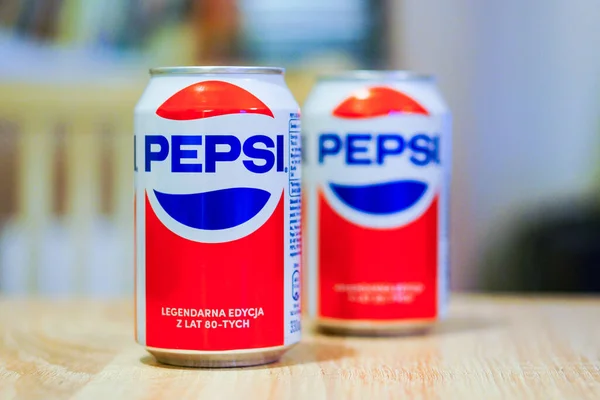 Poznan Polsko Prosince 2015 Detailní Záběr Dvou Plechovek Pepsi Coly — Stock fotografie