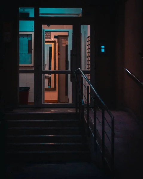 Вертикальный Кадр Лестницы Входу Ночью — стоковое фото