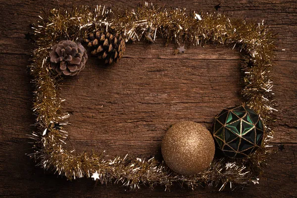 Christbaumrahmen Mit Tannenzapfen Und Grünem Kugelornament Auf Einer Holzklammer — Stockfoto