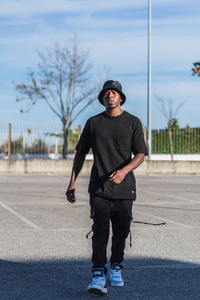 Een Verticaal Shot Van Een Jonge Zwarte Man Straat Trant — Stockfoto