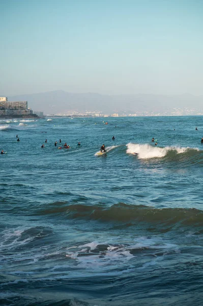 Una Vista Muchos Surfistas Surfeando Agua Con Cielo Azul Día — Foto de Stock