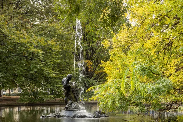 在维也纳市中心茂密的绿树中 一个公园喷泉的美丽景色 — 图库照片