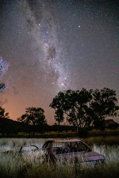 Noční Záběr Starých Aut Poli Pozadí Mléčné Dráhy — Stock fotografie