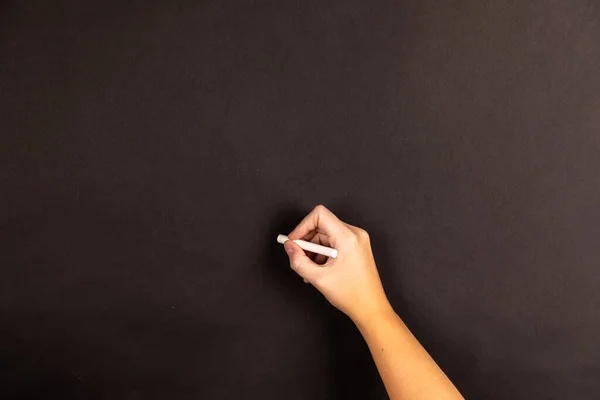 Eine Hand Mit Kreide Auf Einer Tafel — Stockfoto