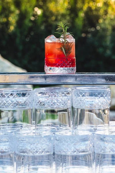 Vertikal Närbild Skott Ett Glas Uppfriskande Cocktail Med Isbitar Bar — Stockfoto