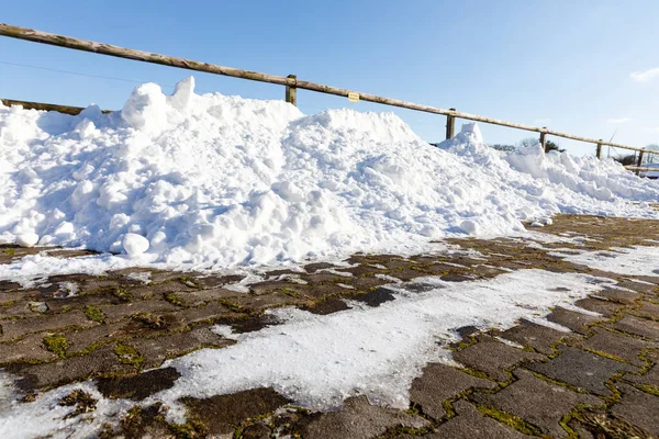 Een Weg Bedekt Met Sneeuw Een Zonnige Dag — Stockfoto