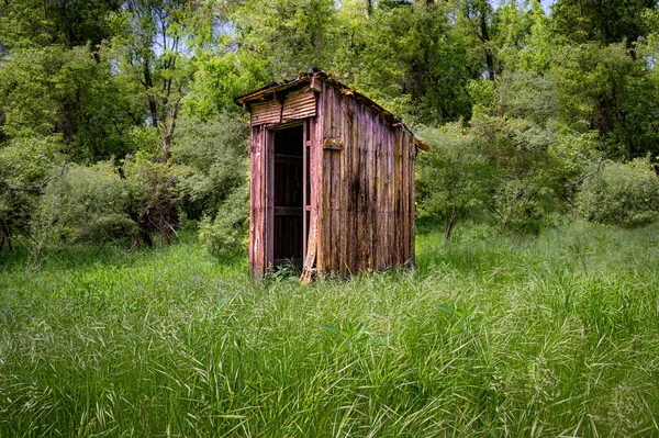 Dřevěný Venkovský Záchod Uprostřed Pole Obklopený Rostlinami Stromy — Stock fotografie