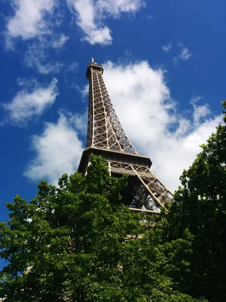 Bottenvy Över Eiffeltornet Mot Molnig Himmel Solig Dag Paris Frankrike — Stockfoto