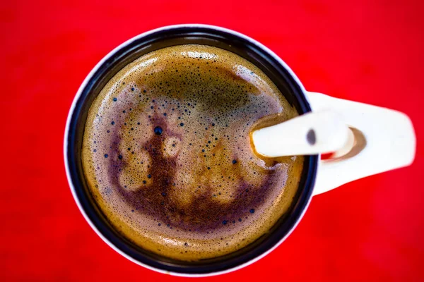 Eine Draufsicht Auf Eine Tasse Heißen Kaffee Isoliert Auf Rotem — Stockfoto