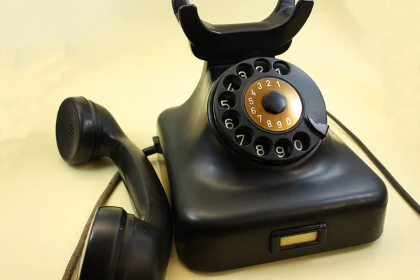 Egy Közeli Kép Egy Vintage Fekete Tárcsás Telefon Sárga Háttér — Stock Fotó
