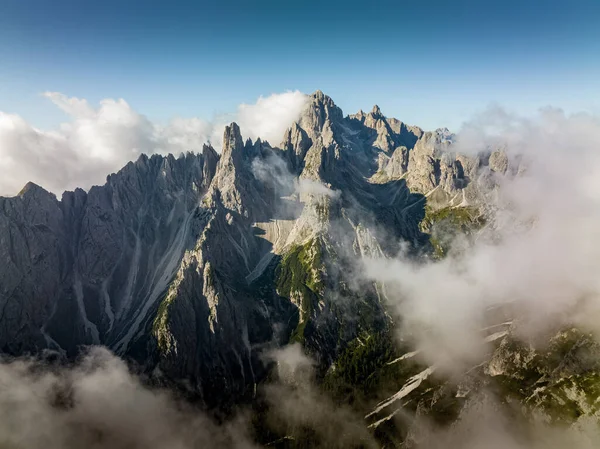 Een Adembenemend Landschap Van Meajestic Dolomieten Bergen Bedekt Met Wolken — Stockfoto