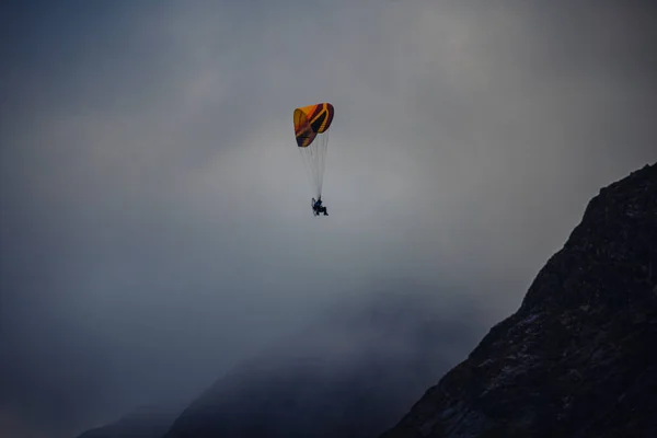 Una Persona Che Vola Con Paracadute Sopra Montagna Giorno Nebbioso — Foto Stock