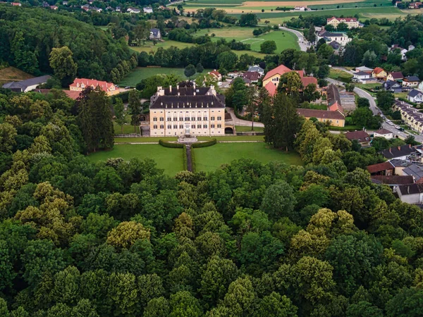 Uma Bela Vista Castelo Parque Com Estábulos Aldeia Circundante Frohsdorf — Fotografia de Stock