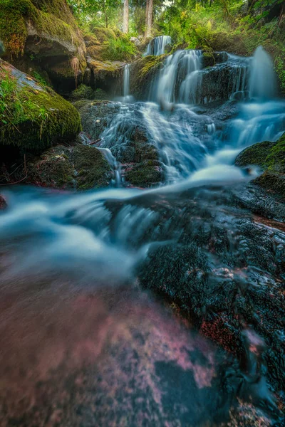 Uma Vista Hipnotizante Uma Cachoeira Uma Floresta Verde — Fotografia de Stock