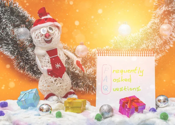 Новогодняя История Счастливым Снеговиком Красном Праздничном Костюме Блокноте Фразой Faq — стоковое фото