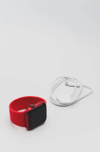 Inverigo Itália Novembro 2021 Relógio Apple Isolado Produto Vermelho Cabo — Fotografia de Stock