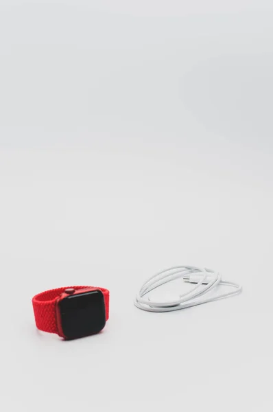 Inverigo Italien November 2021 Isoliertes Apple Uhrenprodukt Rot Und Kabel — Stockfoto