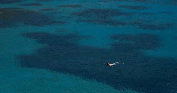Uma Vista Aérea Homem Nadando Mar — Fotografia de Stock
