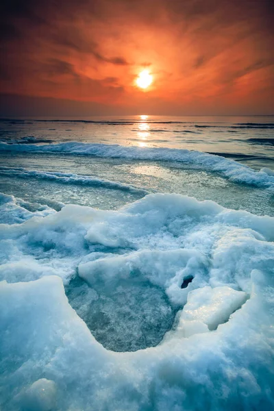 リトアニアのパランガの美しい夕日でバルト海沿岸の氷河の垂直ショット — ストック写真
