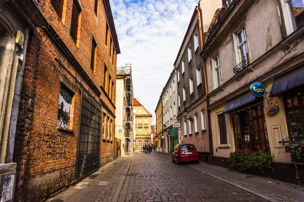 Poznan Polônia Novembro 2018 Uma Rua Estreita Com Prédios Altos — Fotografia de Stock