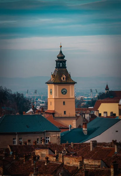 Eine Vertikale Aufnahme Einer Schwarzen Kirche Inmitten Kleiner Gebäude Brasov — Stockfoto