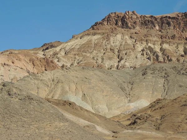 Tiro Uma Montanha Poeirenta Rochosa Que Parece Com Deserto — Fotografia de Stock