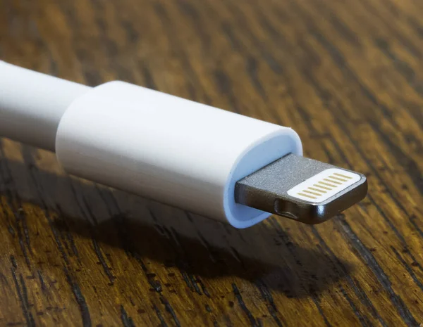 Tahta Masadaki Şarj Kablosunun Yakın Çekim Görüntüsü — Stok fotoğraf