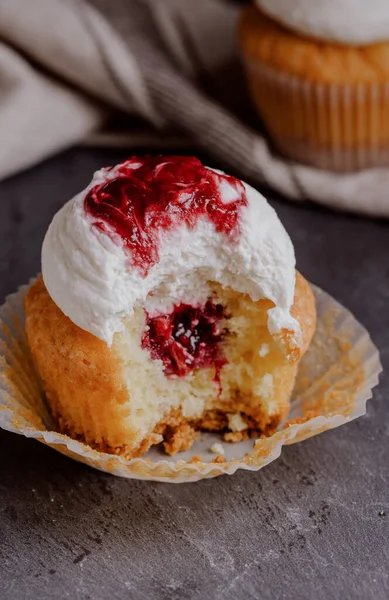 Ein Köstlicher Beerenkuchen Mit Zuckerguss Und Marmelade Auf Rustikalem Tisch — Stockfoto