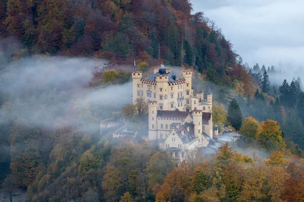 Una Vista Aérea Del Castillo Hohenschwangau Rodeado Niebla Alemania — Foto de Stock